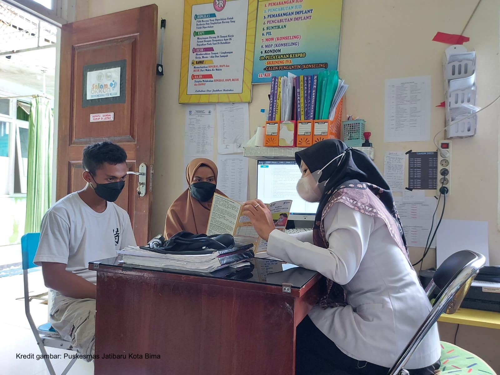 Petugas kesehatan memberikan layanan-Puskesmas Jatibaru Kota Bima