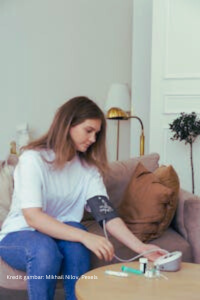 wanita melakukan pemeriksaan mandiri tekanan darah